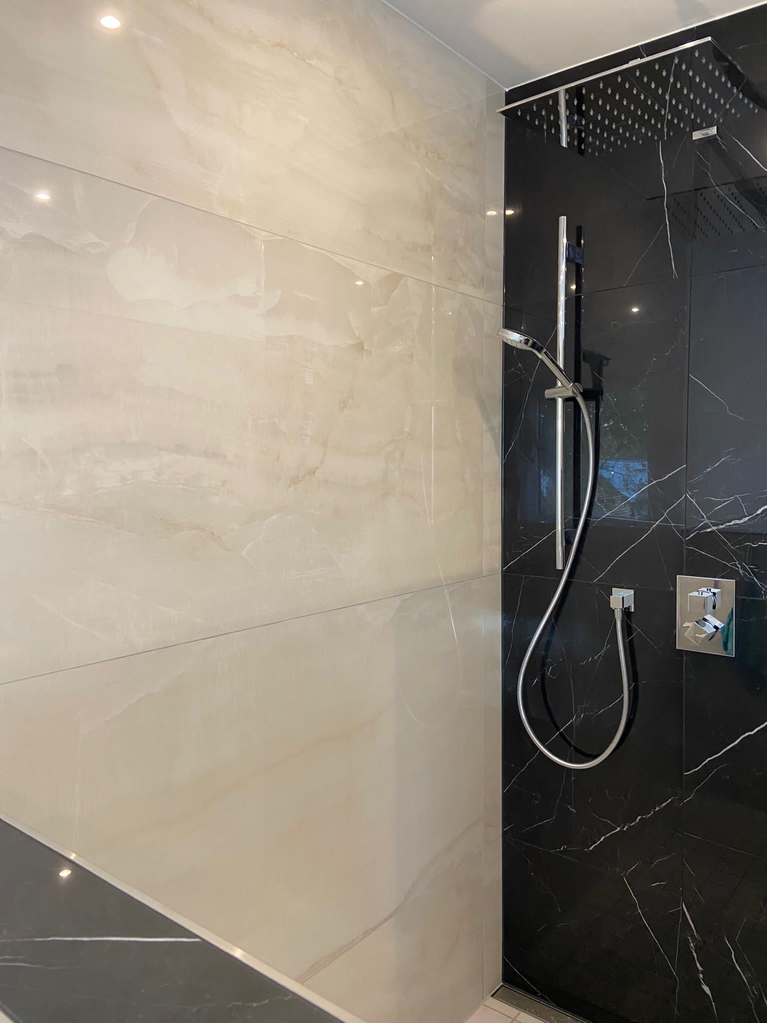 Walk-in-Dusche mit Naturstein und schwarzem Marmor