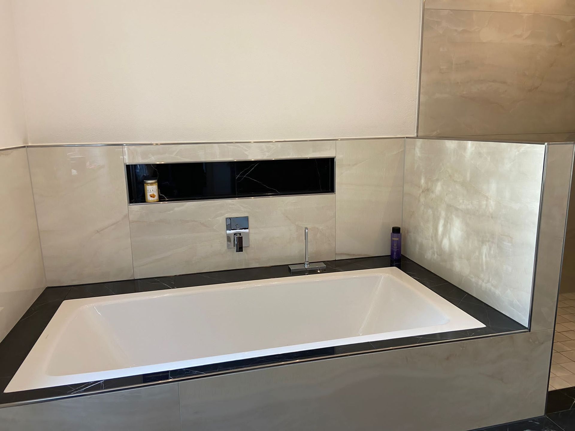 Badewanne mit Marmorverkleidung