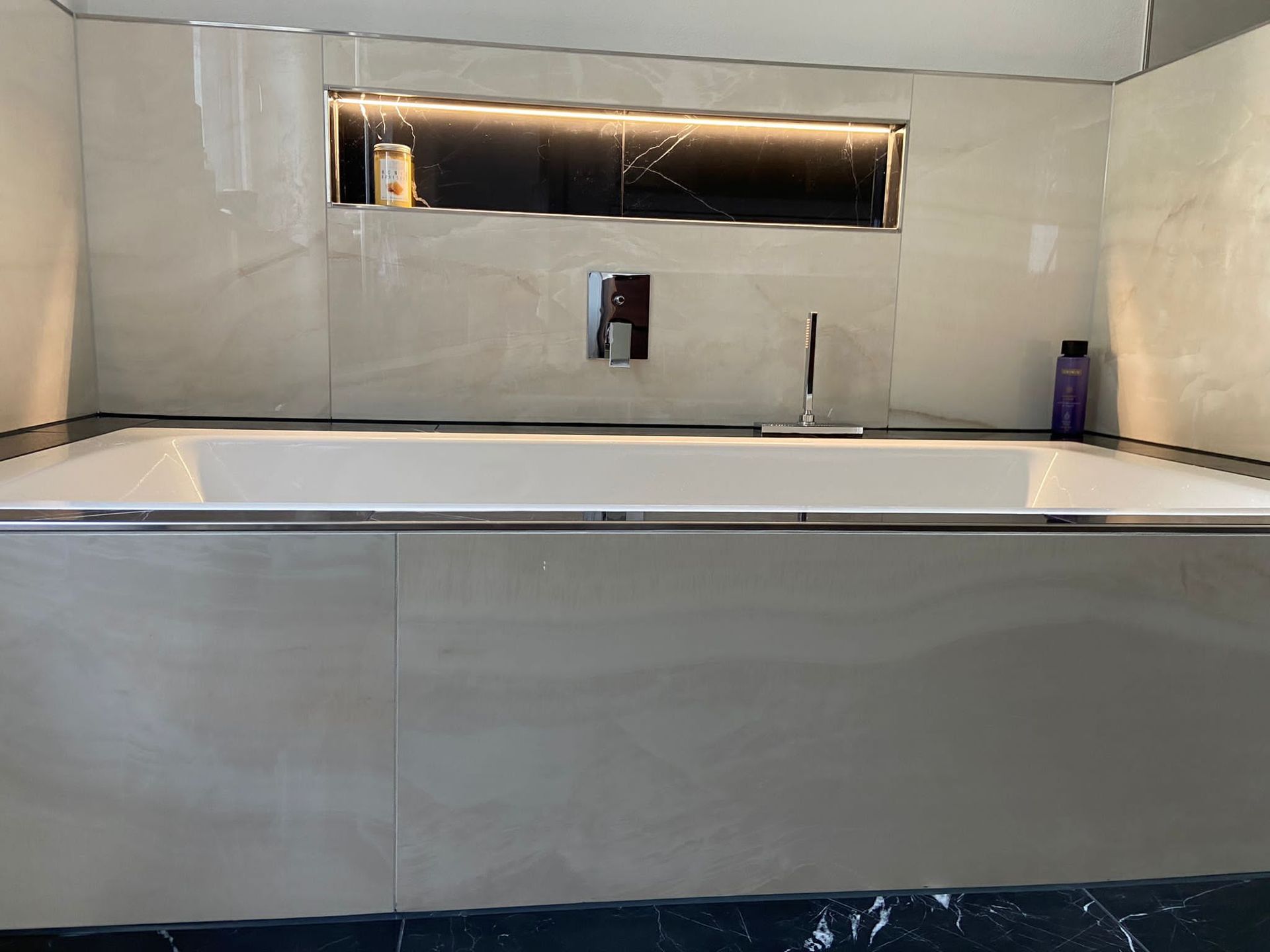 Modernes Bad mit Onyx-Badewanne