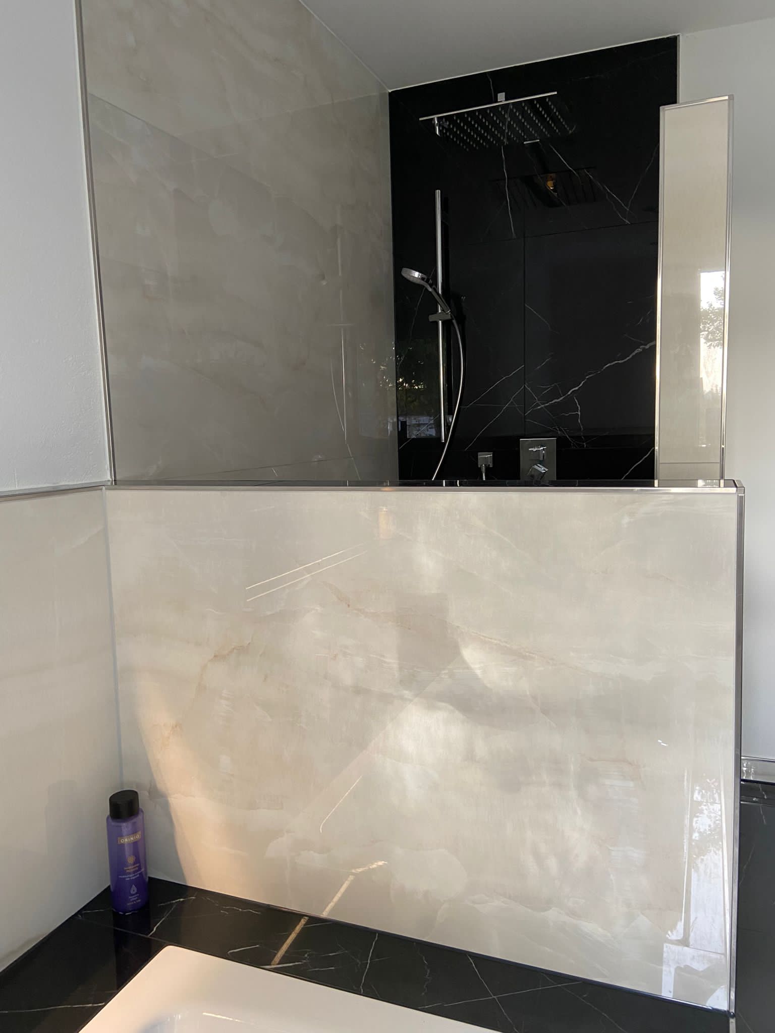 Dusche mit schwarzem Marmor und Onyx