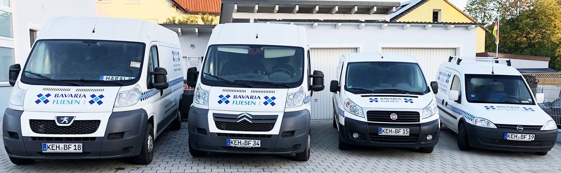 Der Fuhrpark der Bavaria Fliesen GmbH mit vier gebrandeten Fahrzeugen